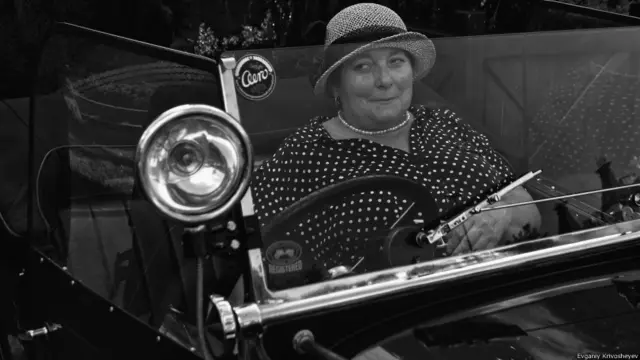 Евгений Кривошеев прислал целую серию фотографий, сделанных перед началом парада ретро-автомобилей в Чехии в Карловых Варах.