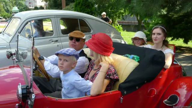 Евгений Кривошеев прислал целую серию фотографий, сделанных перед началом парада ретро-автомобилей в Чехии в Карловых Варах.