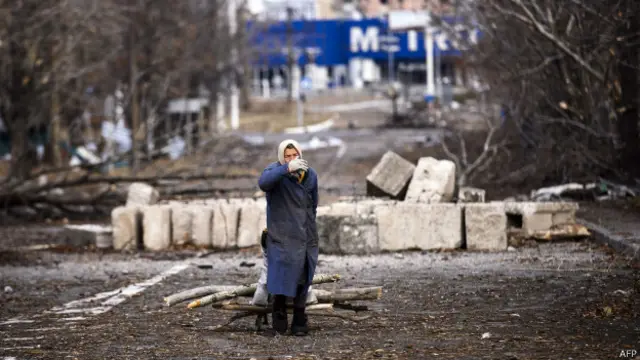 Женщина на фоне унылого пейзажа