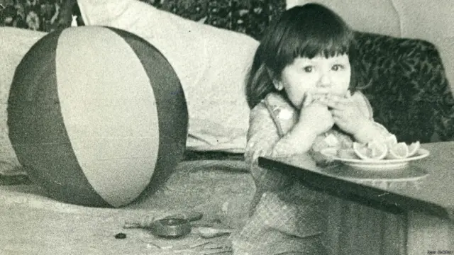 "Ровно 25 лет назад так выглядела моя дочь Настя на фоне фрагмента скромного жилища простого владивостокского журналиста", - пишет автор снимка Игорь Кухарь