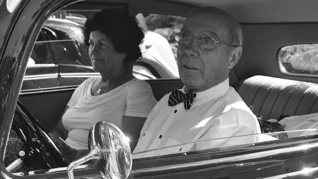 Евгений Кривошеев прислал целую серию фотографий, сделанных перед началом парада ретро-автомобилей в Чехии в Карловых Варах.