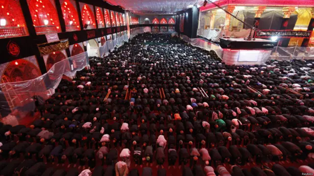 Bersembahyang di Kerbala