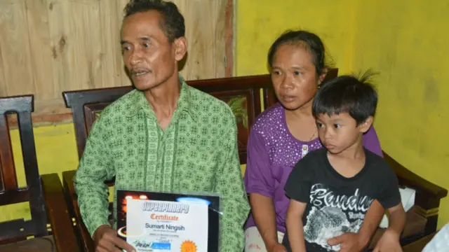 受害人宁西赫的父亲艾哈迈德·卡里曼及家人。