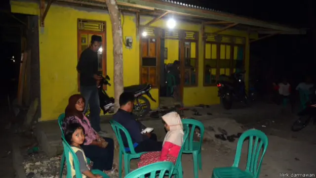 Warga berdatangan ke rumah keluarga Sumarti Ningsih di Cilacap, menyampaikan duka cita.