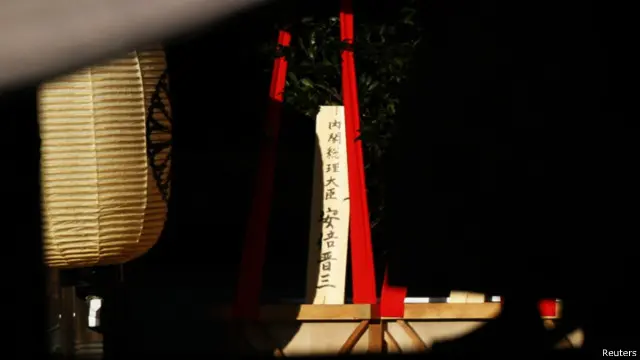 4月21日,日本首相安倍晋三曾向东京靖国神社当天开始的春季祭奠供奉了一株“真榊”(资料照片)。