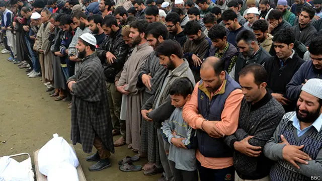 پابندیوں کے باوجود لوگوں کے کثری تعداد میں نماز جنازہ میں شرکت کی