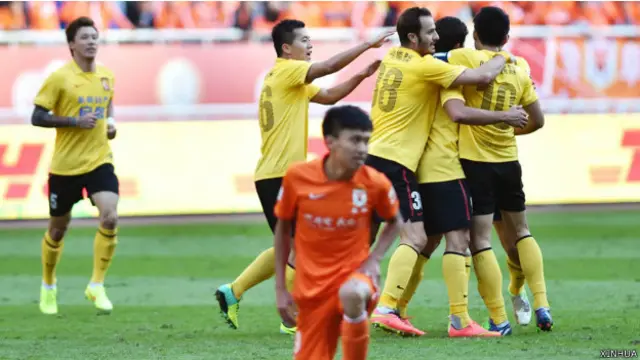 2014中超联赛以广州恒大（黄色）四连冠结束。