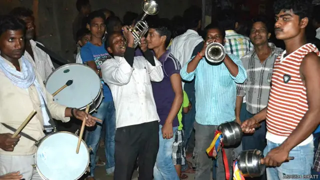 बैंड बाजे के साथ बंदर-बंदरिया की शादी