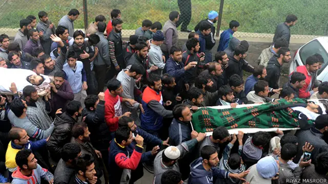 कश्मीर में शव यात्रा में लोग