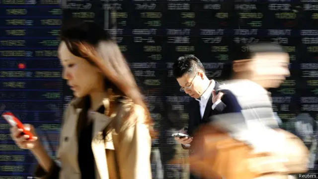 臉書推特之類社交媒體使人上癮,手機不離手,但這給人們的日常生活造成危險。