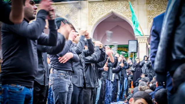 Aşura günü dünya boyu olduğu kimi, Azərbaycanda da şiə müsəlmanları geniş qeyd olunan dini mərasimlərə qatılırlar 