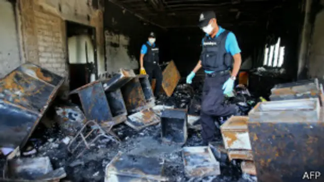 ထိုင်း တောင်ပိုင်းက ပတ္တနီ ပြည်နယ်မှာ အစိုးရရုံး မီးရှို့ခံရစဉ်။