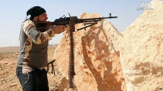 تشكو المعارضة السورية التي تدعمها أمريكا من ترك العالم لها بلا مساعدة في مواجهة المتشددين الإسلاميين.