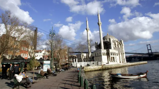 اردگان کے حامیوں کی اکثریت مذہبی قدامت پسندوں پر مشتمل ہے اور انھیں اپنے صدر کی طرف سے سکولوں، یونیورسٹیوں اور دفاتر میں حجاب پہننے کی حوصلہ افزائی پر آزادی ملنے کا احساس ہوتا ہے