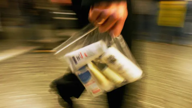 از سال ۲۰۰۶، حجم مایعاتی که هر مسافر می‌تواند همراه داشته باشد محدود شده است