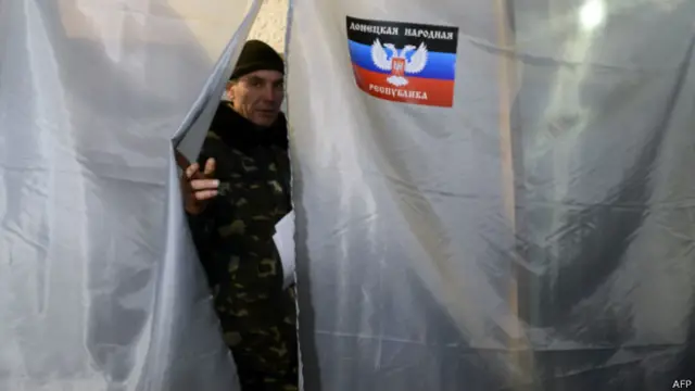 Донбасский ополченец выходит из кабины для голосования (Новоазовск, 2 ноября 2014 г.)