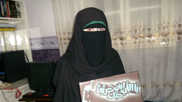 تركب إسراء دراجة لتشارك مجموعة من الشباب في كسر محظور اجتماعي على ركوب الفتيات الدراجات. 