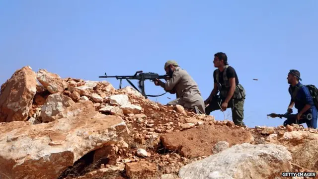 گروه‌های مسلح "میانه‌رو" علاوه بر نیروهای بشار اسد با داعش هم درگیر هستند