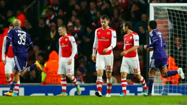 Para pemain berjalan lesu setelah kebobolan gol ketiga di menit terakhir.