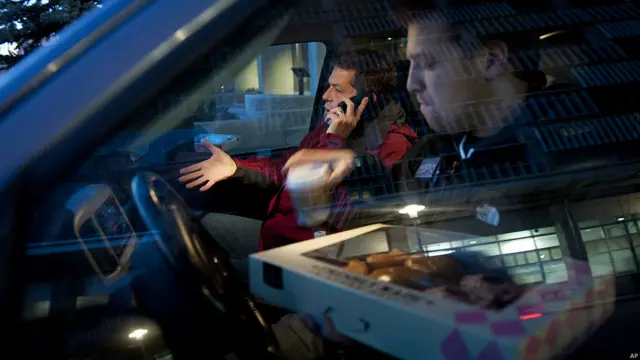 سناتور مارک بگیچ، دموکرات، در آلاسکا از طریق تلفن در گفتگوی رادیویی شرکت کرده تا در آخرین روز پیش از رای گیری برای خود تبلیغ کند و از دیدگاهایش بگوید