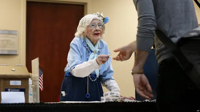 در شهر دنور کلورادو کنستانس رلون، 96 ساله، پای صندوق رای رفته و برچسب "من رای دادم" را دریافت می کند. او 56 سال به عنوان ناظر انتخاباتی فعالیت کرده است