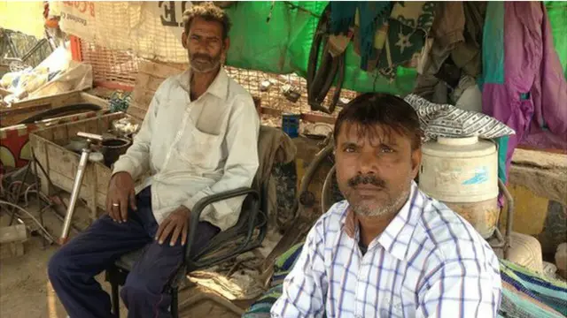 Warga sekitar, Mohammad Ayub (kanan) dan Noor Mohammad (kiri) menganggap pembunuhan itu dibenarkan dan sang ayah adalah 'pahlawan'.