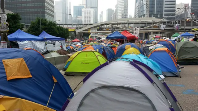 香港金钟夏悫道“占领中环”运动示威者的帐篷（BBC中文网图片4/11/2014）