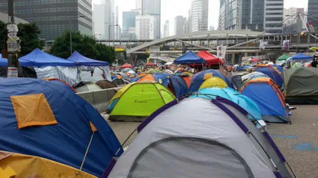 香港金钟政府总部外夏悫道上参与“占领中环”示威群众的帐篷（BBC中文网图片4/11/2014）