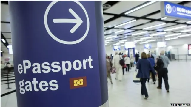 Указатель в аэропорту: с электронным паспортом сюда