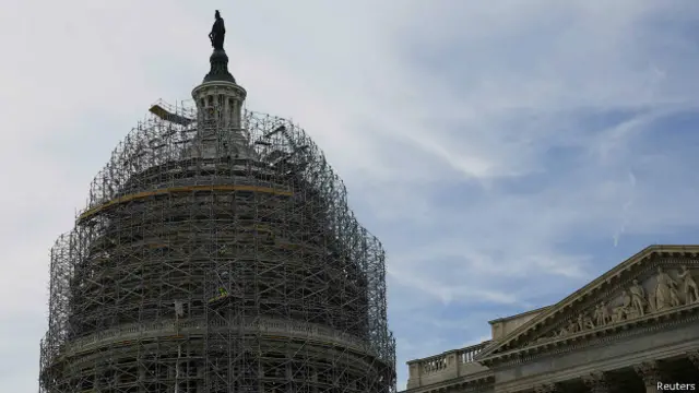 Купол Капитолия в лесах и здание Сената