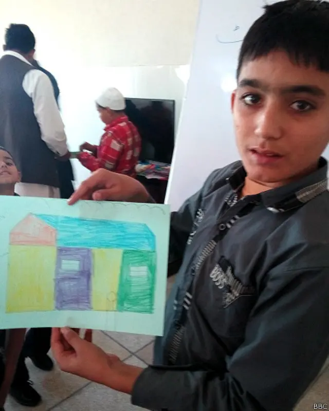 ڈرون کا پائلٹ تو نہیں وہ تو بچوں کو مارتا ہے۔ میں اس سے ڈرتا ہوں، لیکن میں پی آئی اے کا بنوں گا: حسن جان