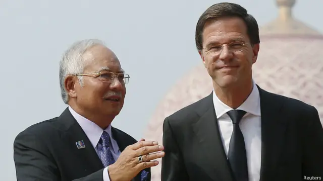 El primer ministro de Malasia, Najib Razak (izq.) y el primer ministro de Holanda, Mark Rutte