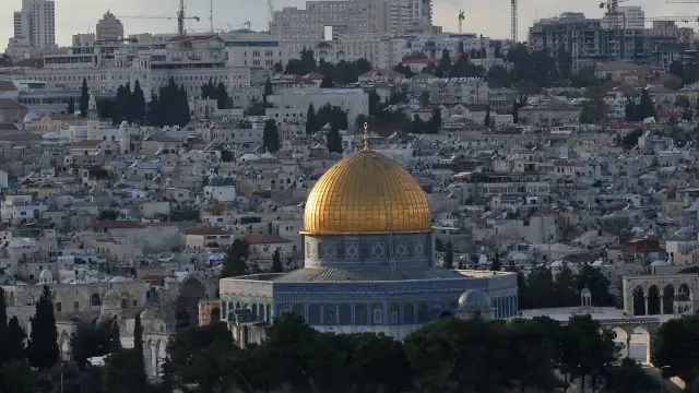 حرم الشریف اسلام مذہب اسلام میں تیسرا مقدس ترین مقام ہے جبکہ یہودیوں کے لیے بھی یہ مقدس مقام کا درجہ رکھتا ہے