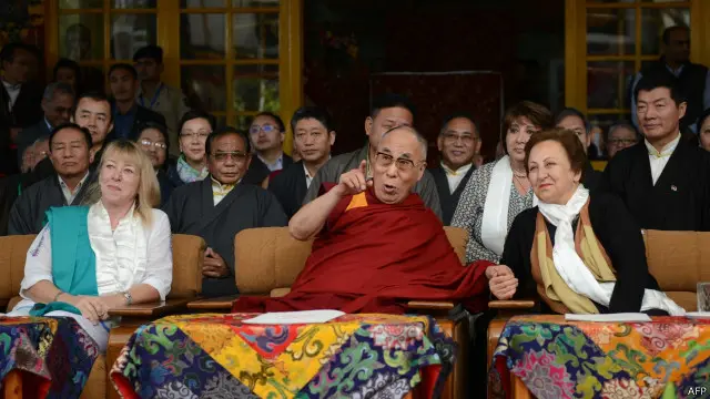 西藏流亡精神领袖达赖喇嘛10月2日在印度达兰萨拉参加纪念其获得诺贝尔和平奖25周年的活动,右边是伊朗的诺贝尔和平奖得主希林·伊巴迪(Shirin Ebadi) ,左边是另外一位诺奖的主朱蒂·威廉姆斯(Jody Williams)