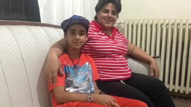 دنيا فرت إلى تركيا مع نجلها الذي أنجبته من زواج استمر لفترة وجيزة لينتهي بها المطاف في كندا