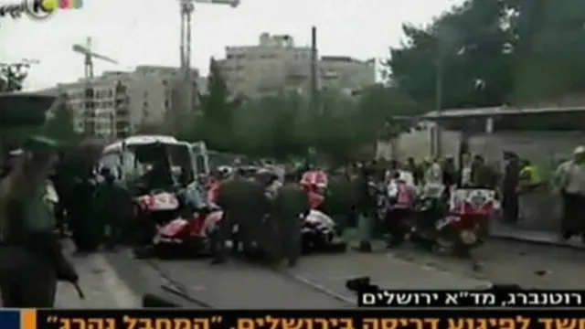 اس واقعے کے بعد کار ڈرائیور سکیورٹی اہلکاروں کی فائرنگ سے ہلاک ہو گیا