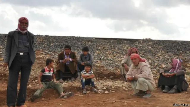 يشارك مدنيون في كوباني في القتال ضد تنظيم الدولة، أما أقاربهم فلجأوا إلى سروج للنجاة بأنفسهم كلاجئين.