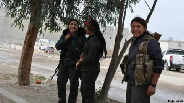 تشارك الفتيات في القتال للحيلولة دون سقوط كوباني في أيدي تنظيم الدولة.