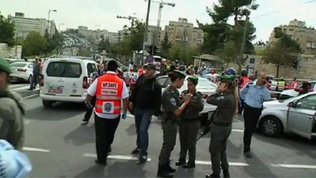 هرعت سيارات الاسعاف وتعزيزات من الشرطة الإسرائيلية إلى موقع الحادث. 