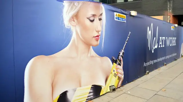 旅店发言人说，如果海报有所冒犯，他们诚恳道歉。不过，路人反映微笑的多，皱眉的少。