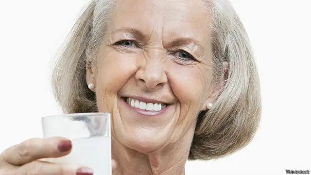 La osteoporosis es una enfermedad en la cual los huesos se hacen más frágiles y susceptibles a las fracturas.