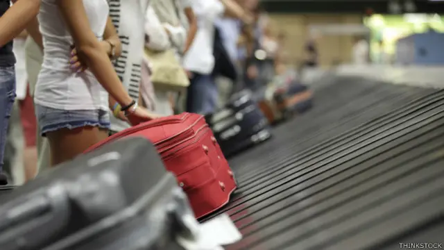 Maletas en una correa del aeropuerto