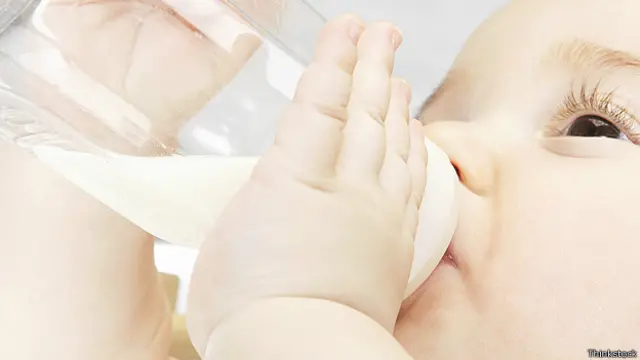 Bebé bebiendo leche