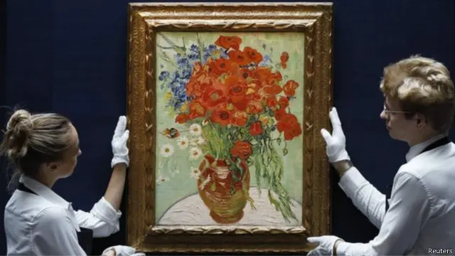 اللوحة تصور مزهرية بداخلها أزهار الربيع والخشاش من فن الطبيعة الصامتة.