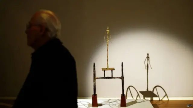 عمل فني لجياكوميتي يصور عربة عليها معبودة متجمدة الحركة.