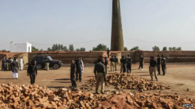 ရိုက်နှက်ပြီး မီးရှို့ခံရတဲ့ အုတ်ဖိုကို စစ်ဆေးစဉ်