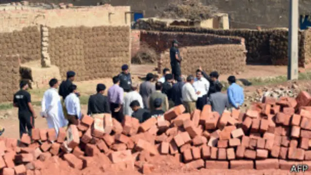 الشرطة تعاين موقع مقتل الزوجين قرب لاهور