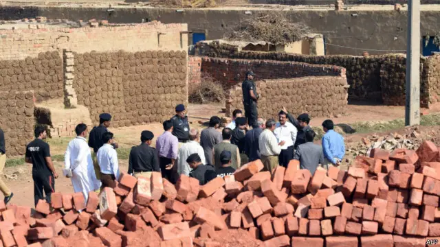 تقریباً دو ماہ پہلے پنجاب کے ضلع قصور کے نواحی علاقے کوٹ رادھا کشن میں ایک مشتعل ہجوم نے قرآن کی مبینہ بےحرمتی کے الزام پر اینٹوں کے بھٹے پر کام کرنے والے ایک مسیحی میاں بیوی کو قتل کر دیا تھا