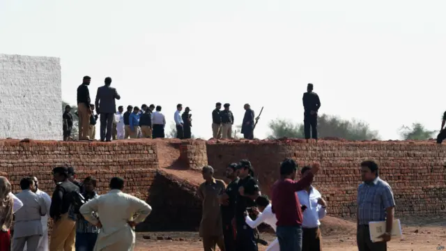 تحقیقاتی کمیٹی نے اس بھٹے کا بھی معائنہ کیا جہاں مبینہ طور پر اس جوڑے کو ہلاک کرنے کے بعد ان کی لاشوں کو جلا دیا گیا تھا۔