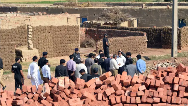 علاقے کے لوگوں کے مطابق جھگڑا لین دین کا تھا جسے بھٹہ مالکان نے مذہبی رنگ دے کر جرم کو چھپانے کی کوشش کی۔